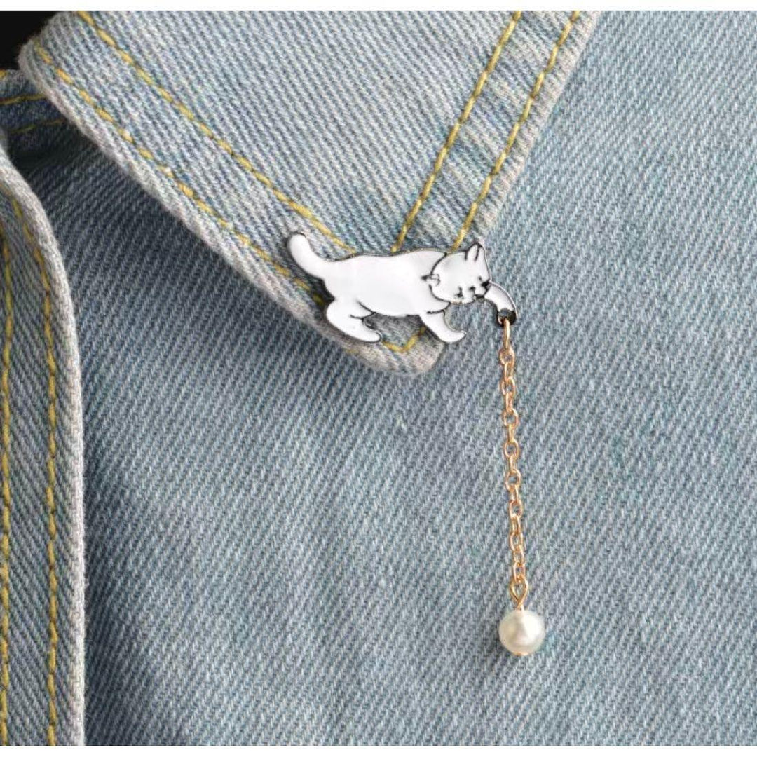 Cat & Dangling Chain Ball - Enamel Pin. - Jean Pool