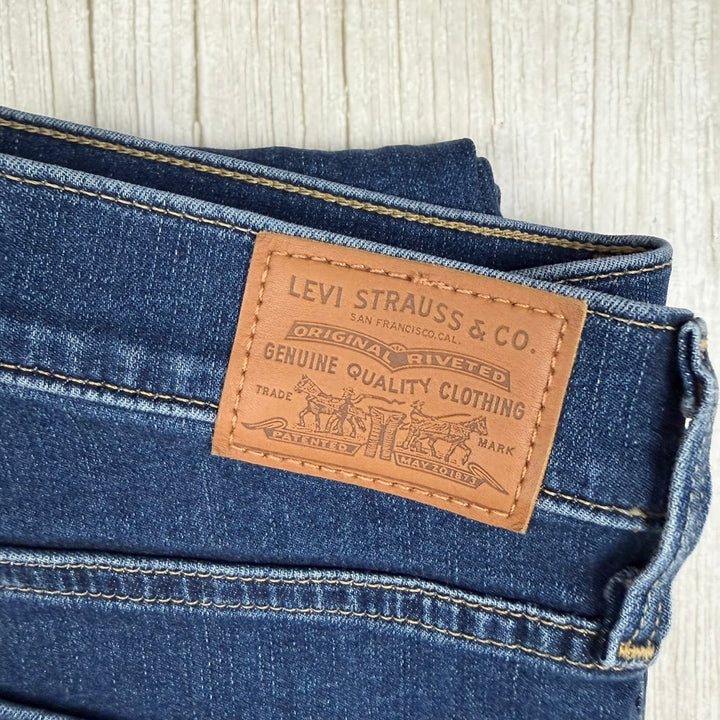 Levis Ladies 314 Shaping Straight Jeans -Size 29R