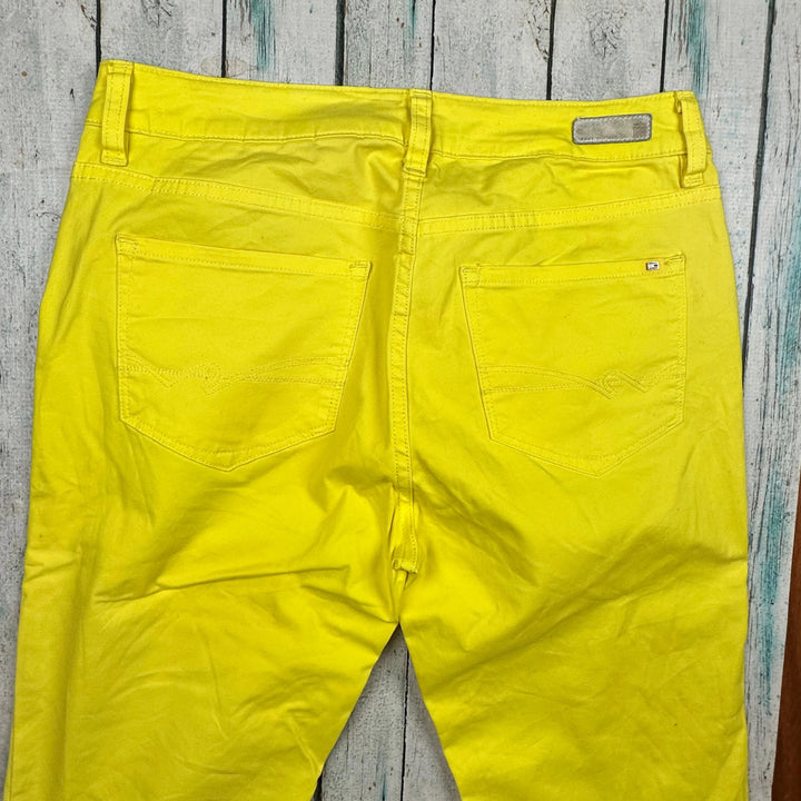 Tommy Hilfiger Stretch Yellow Ankle Zip Jeans - Size 28 - Jean Pool